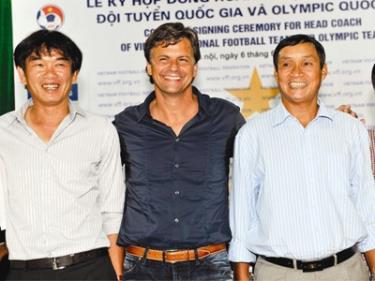 Dù có hai trợ lý giàu kinh nghiệm, HLV Falko Goetz khó duy trì lối chơi của người tiền nhiệm.