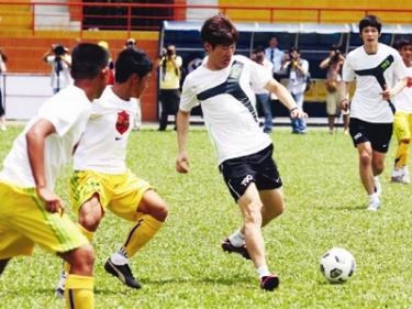 Ảnh Park Ji-sung chơi bóng cùng các em nhỏ Việt Nam.