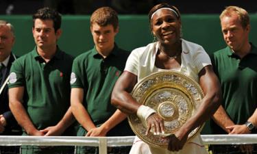 Serena nhận Cup vô địch Wimbledon năm ngoái sau trận chung kết.