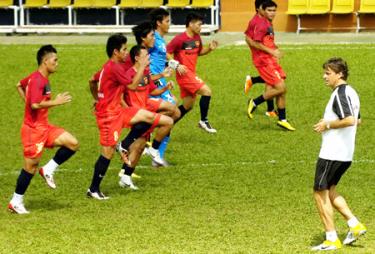 Các cầu thủ tuyển Việt Nam trong buổi tập đầu tiên.