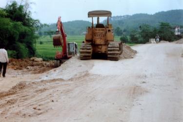 Các đơn vị thi công đang tiến hành nâng cao mặt đường tại khu vực làng Sâng (xã Tân Lĩnh) để giúp cho người dân và các phương tiện lưu thông trong mùa mưa lũ.
