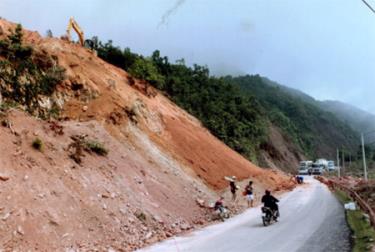 Các đơn vị trong ngành giao thông khắc phục điểm sạt lở ta luy khu vực đèo Khau Phạ.