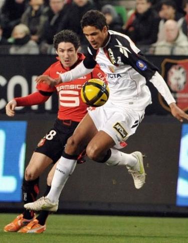 Chuyển tới Real là minh chứng hùng hồn nữa cho tốc độ thăng tiến đến chóng mặt của Varane (áo trắng).