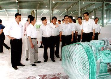 Đoàn cán bộ cấp cao tỉnh hà Giang thăm Công ty cổ phần Nhựa và Khoáng sản An Phát tại Khu công nghiệp phía nam của tỉnh.
