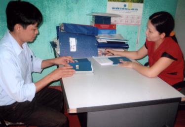 Cán bộ BHXH huyện Yên Bình cấp sổ BHXH dafabet khuyến mãi người lao động.