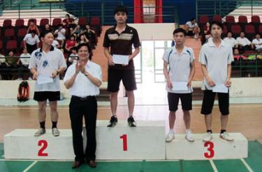Đồng chí Bùi Anh Túy - Tổng biên tập Báo Yên Bái, Chủ tịch Hội Nhà Báo Yên Bái trao giải cho các nội dung đôi nam.