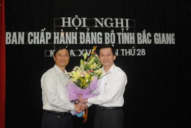 Ông Nông Quốc Tuấn (phải) được bầu giữ chức Bí thư Tỉnh ủy Bắc Giang năm 2010.