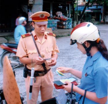 Để kiềm chế TNGT, lực lượng cảnh sát giao thông thường xuyên tăng cường tuần tra, kiểm soát.