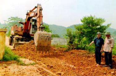 Lãnh đạo Phòng Kinh tế hạ tầng Yên Bình kiểm tra thi công đường thôn Tiên Phong, xã Hán Đà.