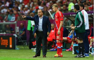 Advocaat là HLV hưởng lương cao nhất tại Euro 2012.