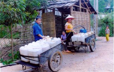 Chính quyền và nhân dân xã Nghĩa An đóng góp tiền và ngày công lắp đường ống dẫn nước từ núi xuống đảm bảo nhu cầu sinh hoạt hàng ngày.
