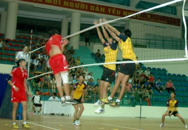 Trận đấu khai mạc giữa 2 đội Công an tỉnh và Trại giam Hồng Ca