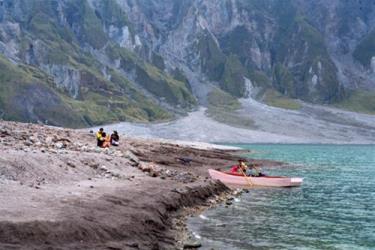 Thư giãn trên bãi đá nham thạch bên hồ Pinatubo.