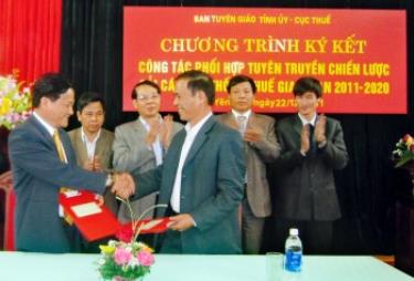 Lãnh đạo Ban Tuyên giáo Tỉnh ủy và Cục Thuế tỉnh ký kết chương trình phối hợp tuyên truyền chiến lược cải cách hệ thống thuế giai đoạn 2011 - 2020. (Ảnh: Linh Nhung)