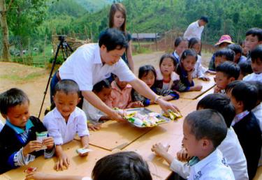 Lãnh đạo Sở LĐTB&XH thăm và tặng quà các em thiếu nhi ở xã Dế Su Phình, (Mù Cang Chải).