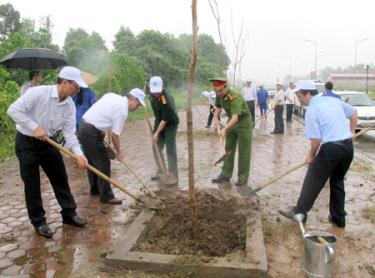 Đồng chí Hoàng Xuân Nguyên - Phó chủ tịch UBND tỉnh tham gia trồng cây xanh trên tuyến đường Nguyễn Tất Thành