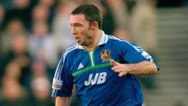 HLV Ashcroft khi còn đá cho Wigan.