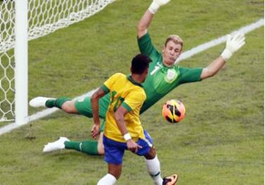 Tiền đạo Neymar của Brazil trong pha đối mặt với thủ môn Joe Hart.
