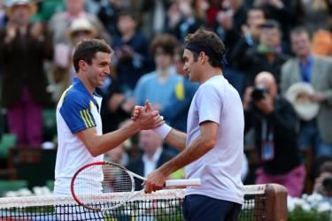 Federer đánh bại Simon để cán mốc 900 trận thắng.