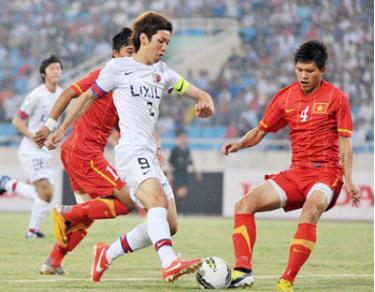 Tiền đạo Osako (số 9, Kashima Antlers) đột phá trước hàng phòng ngự U23 Việt Nam. Ảnh: VFF.
