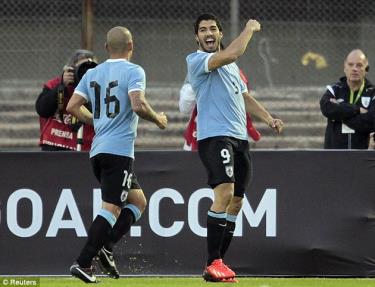 Suarez vui mừng sau khi lập công.