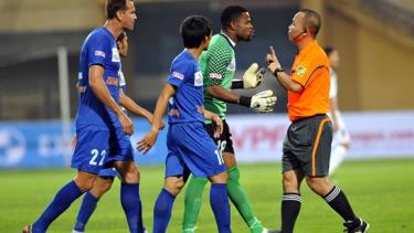 Trọng tài vẫn là vấn đề nóng ở V.League