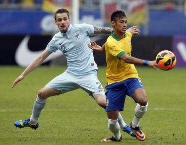 Tuyển Brazil của Neymar (phải) tỏ ra lấn lướt trước tuyển Pháp