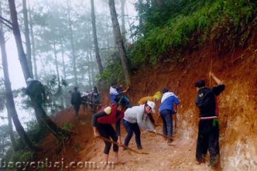 Huy động toàn dân tham gia làm đường giao thông nông thôn để xây dựng nông thôn mới ở Trạm Tấu.
