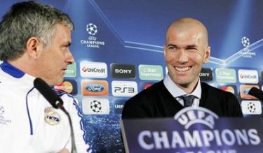 Zidane (phải) chưa thể thay thế HLV Mourinho