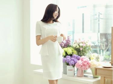 Váy liền peplum màu trắng thanh lịch và sang trọng.
