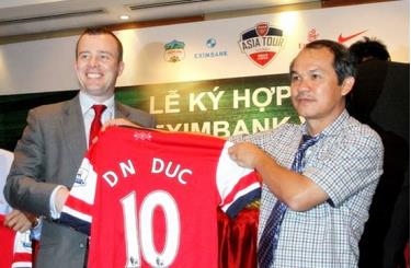 Hợp đồng với Arsenal đã được kí kết nhưng BTC lại đau đầu vì tiền thuê sân.