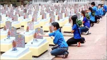 Đoàn viên thanh niên Trường Đại học Kinh doanh và Công nghệ Hà Nội thắp hương tri ân các liệt sỹ tại Nghĩa trang Trường Sơn.