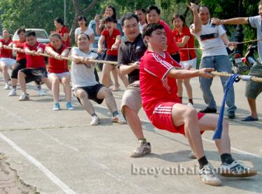 Các VĐV tham gia nội dung thi kéo co