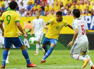 Tiền đạo Neymar (số 10) tung cú sút trước hàng phòng ngự Nhật Bản.