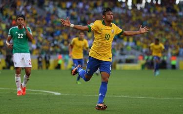 Neymar (10) đưa Brazil vượt lên dẫn bàn từ phút thứ 9.