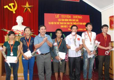 Lãnh đạo Sở Văn hóa - Thể thao và Du lịch trao thưởng cho các VĐV