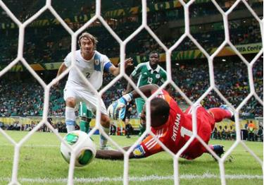 Hậu vệ Diego Lugano (số 2 - Uruguay) trong pha ghi bàn vào lưới thủ môn Vincent Enyeama của Nigeria.