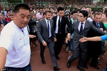 Hàng nghìn người chào đón Beckham.