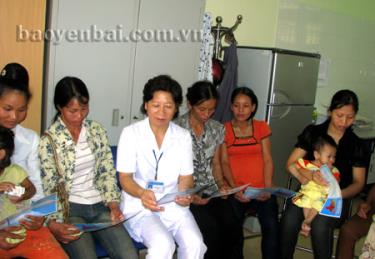 Tuyên truyền về dự phòng lây truyền từ mẹ sang con tại Trung tâm Phòng, chống HIV/AIDS tỉnh.