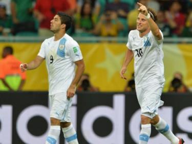 Forland giúp Uruguay đặt chân vào bán kết.