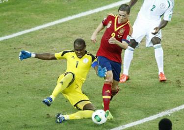 Thủ môn Vincent Enyeama (Nigeria) cố gắng truy cản tiền đạo Fernando Torres.