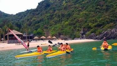 Du khách dùng thuyền kayak khám phá vịnh biển tại Cát Bà Beach Resort.