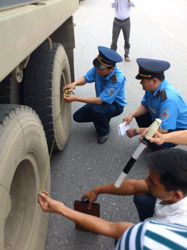 Tổ công tác liên ngành đo tâm trục của xe