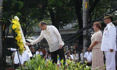 Tổng thống Philippines Benigno Aquino đặt hoa trong lễ kỷ niệm ngày quốc khánh.