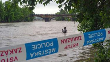 Nước sông Vltava dâng cao nhấn chìm cả bức tượng tại khu di tích lịch sử ở thủ đô Prague (CH Czech).