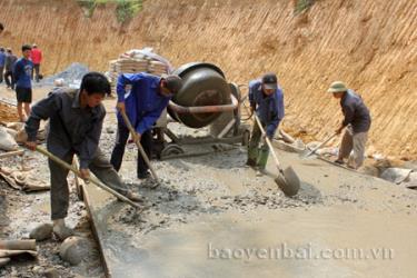 Người dân xã Nghĩa Phúc tham gia kiên cố hóa đường giao thông liên thôn.
