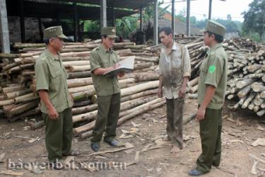 Công an xã Việt Cường kiểm tra công tác tạm trú tại các điểm chế biến gỗ bóc trên địa bàn.
