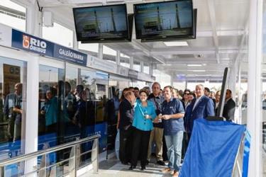 Tổng thống Brazil Dilma Rousseff tại lễ khánh thành tuyến đường xe buýt Transcarioca phục vụ World Cup.