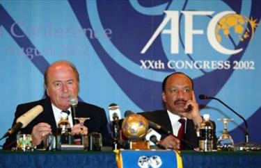 Ông Sepp Blatter (trái) và ông Mohamed bin Hammam.