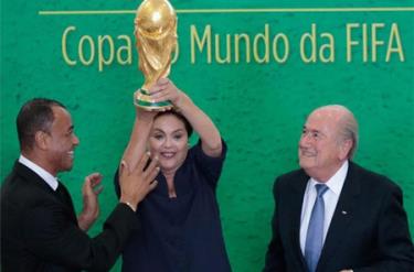 Tổng thống Dilma Rousseff nhận cúp từ Chủ tịch FIFA Sepp Blatter.
